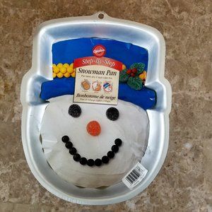 Make a Snowman with NEW Wilton Smiling Snowman Cake Pan